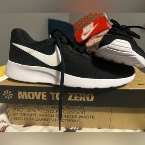 Nike Tanjun